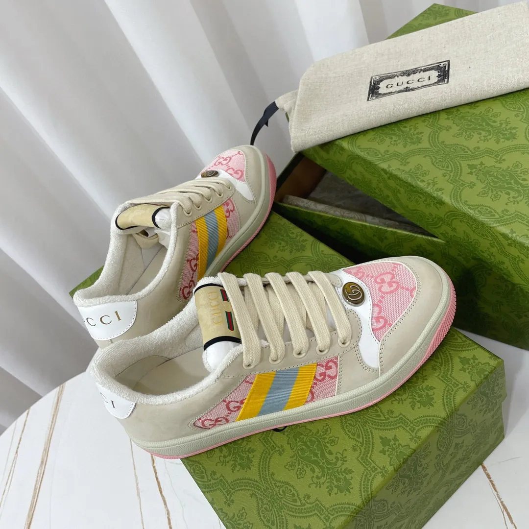Ex-factory price: 540💰 GUCCI Gucci's newly upgraded back cover lining, top-notch old dirty shoes, classic casual sports shoes for couples, retro sneakers and old G family dirty shoes, updated at the counter simultaneously! ①The shoe upper has the same water-based edge coating process as the original version⚠️The ordinary oil edges on the market have a strong glue feel and are easy to fall off! Grade A first-layer nubuck leather (with pores)/matching computer embroidered double G cloth, high-density terry velvet lining. ② A PVC transparent small round mark sealing line is added to the details of the midsole. The mold is opened six times and the jewelry craftsmanship is used to customize the two-color double G buckle, striving to be the same as the original version. A pair of buttons is more than three times more expensive than ordinary buckles on the market. ③An old two-color washable label, the chip is placed on the outer waist of the right foot, the entire shoe is completely hollowed out with rubber technology, TUP material (rubber to distinguish the market) with the latest green packaging from the counter, 3D printed handbag, and a pair of shoelaces. There is no pressure when entering and exiting the counter. You can buy a 1:1 accurate replica of the original version and modify and upgrade it repeatedly. The details are perfectly restored, the materials are all customized, and they are truly top-notch. Please look at the details clearly to identify the quality. Upper: First-layer frosted cowhide/embroidered double G cloth. Lining: original high-density velvet lining. Foot pads: original pearlescent sheepskin. Outsole: private molded vacuum TPU material. Packaging: original top-grade full set packaging at the counter. Shoe size: women's size 35-40, men's size 39-44 (men's size 38, 45🉑️customized, non-returnable)